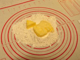 2、鲜虾沙拉盅,低筋面粉和软化好的无盐黄油(天气热时可将黄油冷藏后使用)放置操作台上。