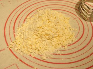 4、鲜虾沙拉盅,切拌至黄豆大小的颗粒状即可。