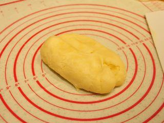 7、鲜虾沙拉盅,压成团即可,放入保鲜袋中冷藏松弛1小时。