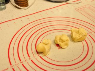 8、鲜虾沙拉盅,松弛好的面团分割成每个30克的小面团(约8个)