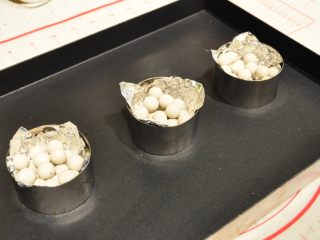 11、鲜虾沙拉盅,压上烘焙重石,松弛15分钟。