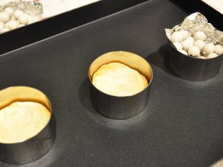 13、鲜虾沙拉盅,取出锡纸和烘焙重石。