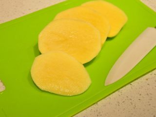 17、鲜虾沙拉盅,准备一个土豆,去皮切片。