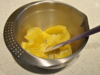 19、鲜虾沙拉盅,“叮”好的土豆放于料理盆中。