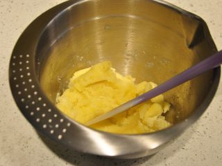 20、鲜虾沙拉盅,用刮刀按压成泥。