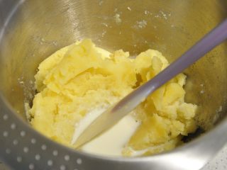 22、鲜虾沙拉盅,每次待牛奶完全吸收后再加一下次。