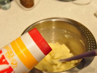 24、鲜虾沙拉盅,加入少许盐。