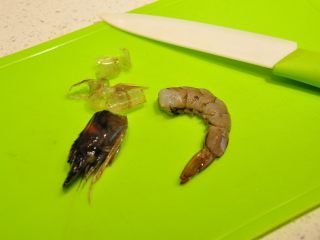 28、鲜虾沙拉盅,鲜虾去头、去皮、去沙线,留虾尾。