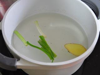 29、鲜虾沙拉盅,锅内烧水放入葱段和姜片,煮开后放入处理好的虾,煮熟捞出。