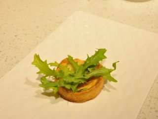 30、鲜虾沙拉盅,派皮上铺上少许苦苣叶。