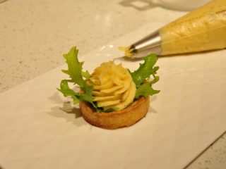 31、鲜虾沙拉盅,挤上土豆泥。