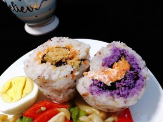 1、杂粮饭团,美味营养健康的杂粮包饭。