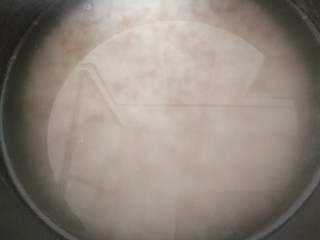 2、杂粮饭团,米用水洗好后放在煲内蒸熟。