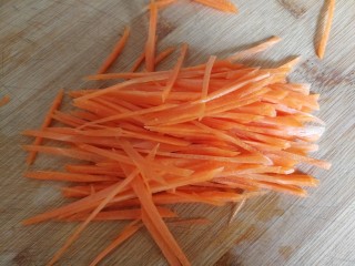 3、杂粮饭团,我们把胡萝卜切成丝。