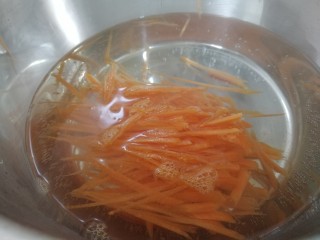 4、杂粮饭团,开水中稍焯一下，冷水过一下控水备用。