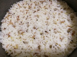 5、杂粮饭团,米饭蒸熟了。