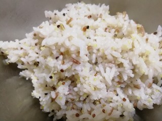 6、杂粮饭团,取适量部分米饭装入一个盆内。我取了两份儿量，两个人的早餐用，米饭建议量是拳头大小。