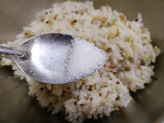7、杂粮饭团,放一点点盐。