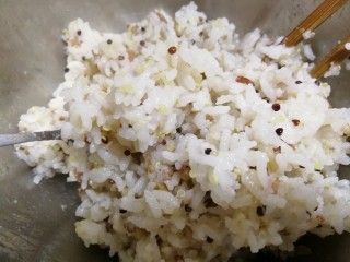 9、杂粮饭团,用叉子和筷子轻轻拌匀。