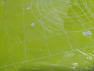 11、杂粮饭团,面垫上铺一张保鲜膜。