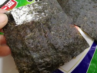 10、杂粮饭团,海苔我用一大片剪成四小片。
