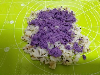 12、杂粮饭团,在一份凉米饭平铺在保鲜膜上稍稍压时。带手套就不会粘手啦，然后放上事先准备好的紫薯泥，(这是昨天剩下的一个、你也可以放其他的材料。