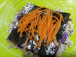 14、杂粮饭团,放一层胡萝卜是丝。