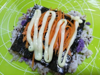 15、杂粮饭团,胡萝卜丝上面挤一些蛋黄酱。