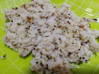 18、杂粮饭团,同样我们来做肉松饭团，在保鲜膜上铺上杂粮米饭。