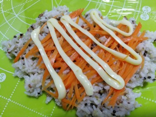 19、杂粮饭团,放一层胡萝卜丝挤上蛋黄酱。