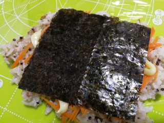 20、杂粮饭团,再放一张海苔。