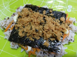 21、杂粮饭团,放上美味的肉松。