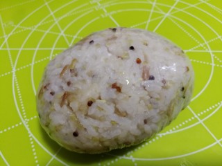 22、杂粮饭团,拉起保鲜膜向中间收拢，包成紧实的饭团。