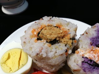 23、杂粮饭团,同样从中间切开肉松饭团如图中↑