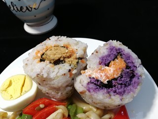 24、杂粮饭团,这样丰富的营养饭团吃起来别有一番风味，做法简单。也适合外出游玩餐。