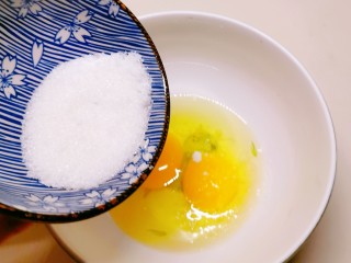 3、芝麻薄脆饼干,放入白糖