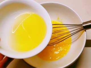 5、芝麻薄脆饼干,放入食用油 充分搅打