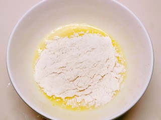 6、芝麻薄脆饼干,放入面粉