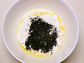 7、芝麻薄脆饼干,放入黑芝麻