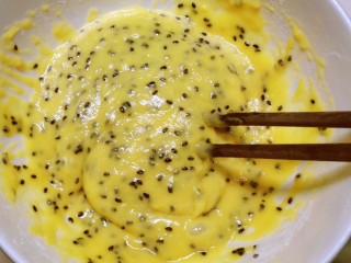 9、芝麻薄脆饼干,是一个粘稠的糊糊状态  面糊细腻且 没有面疙瘩  就可以了