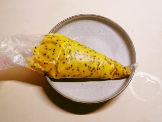 10、芝麻薄脆饼干,将糊糊倒入裱花袋里