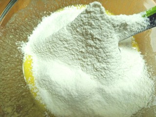 8、蒸酸奶蛋糕,筛入低筋面粉翻拌均匀