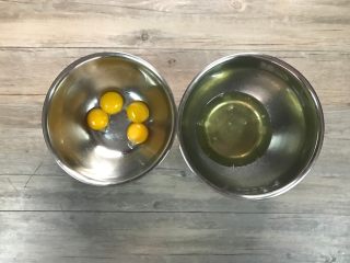 1、草莓斑斓蛋糕卷,先分离蛋白和蛋黄，注意蛋白盆必须无油无水，分离过程不可混入蛋黄。