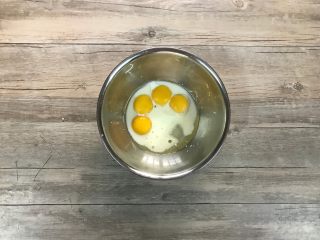 2、草莓斑斓蛋糕卷,蛋黄中加入牛奶、玉米油、以及糖10克。