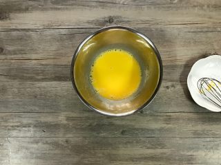 3、草莓斑斓蛋糕卷,用手抽快速搅打均匀。