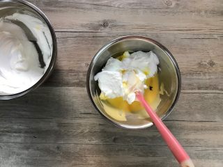 6、草莓斑斓蛋糕卷,先将1/3蛋白霜放入蛋黄糊，并滴入斑斓精。