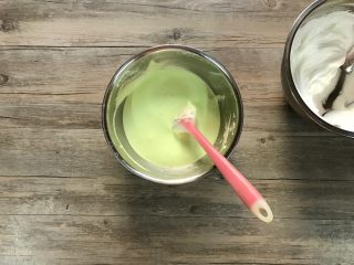 7、草莓斑斓蛋糕卷,切拌加翻拌，混合均匀。