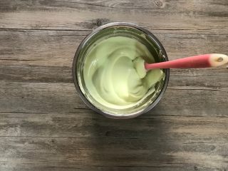 9、草莓斑斓蛋糕卷,继续切拌加翻拌，混合均匀。