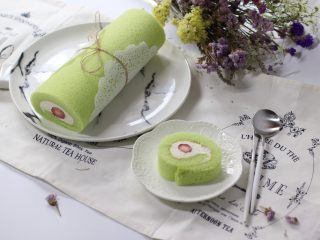 15、草莓斑斓蛋糕卷,成品