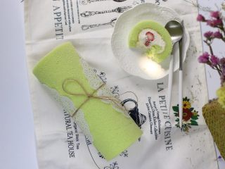 16、草莓斑斓蛋糕卷,成品
